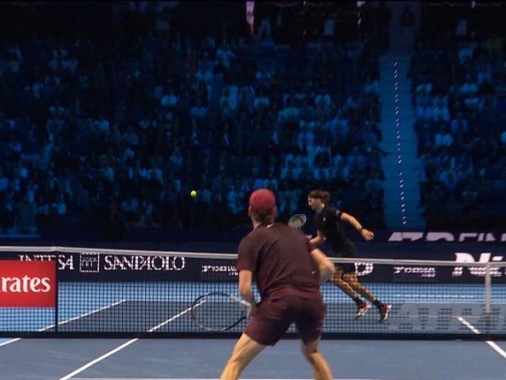 Un Colpo da Tennis che Lascia senza Fiato: il Passante in Controbalzo