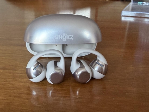 Perché vanno di moda i buffi auricolari «a orecchino»: la guida ai modelli «open ear»