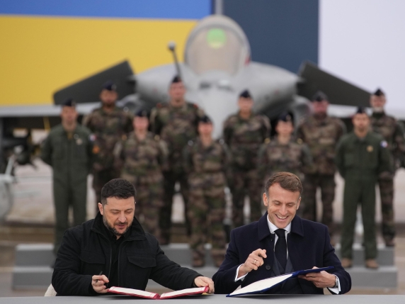 Macron e Zelensky firmano accordo per equipaggiamenti di difesa aerea in Ucraina