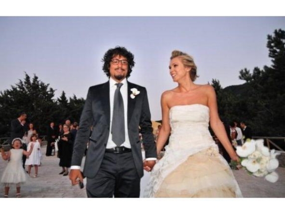 Alessandro Borghese compie 49 anni: era a bordo della nave Achille Lauro quando naufragò, chi è sua moglie, 7 segreti