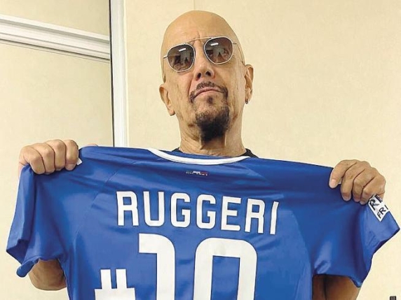 Enrico Ruggeri critica la modifica del finale di “Quello che le donne” da parte di Mannoia, definendola un errore di cultura woke