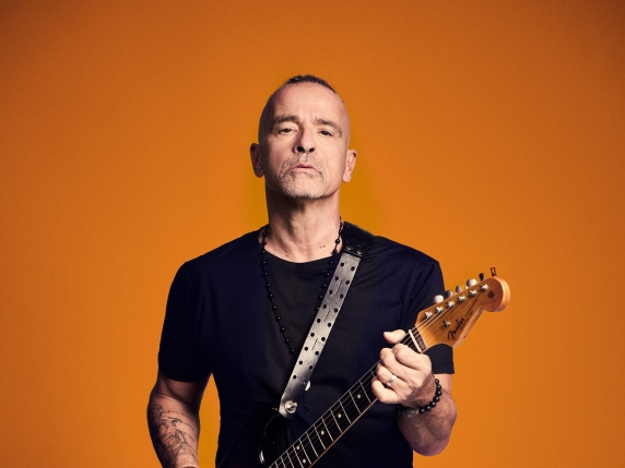 Eros Ramazzotti annuncia nuovo album per i 40 anni di carriera, con collaborazioni di Jova, Pezzali, Alicia Keys e la figlia Aurora