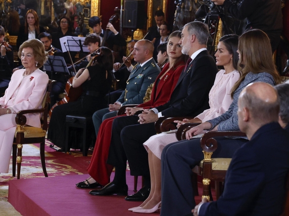 Re Felipe celebra 50 anni di monarchia spagnola e premia la regina Sofia