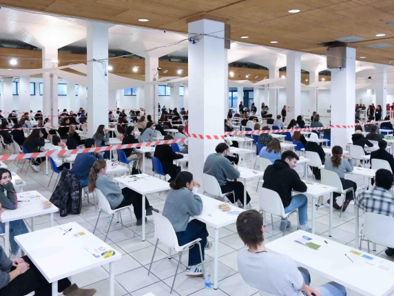 Prima prova di ammissione alle facoltà sanitarie: studenti denunciano telefonini, risposte copiate e suggerimenti dei sorveglianti