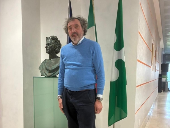 Sindaco di Borgo Virgilio incontra donna in travestimento per rinnovo carta d’identità