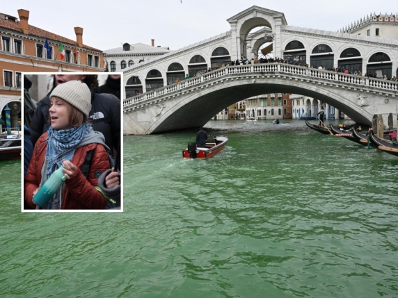 Attivisti spruzzano sostanza verde sul Canal Grande: Zaia denuncia “attacco alle città”