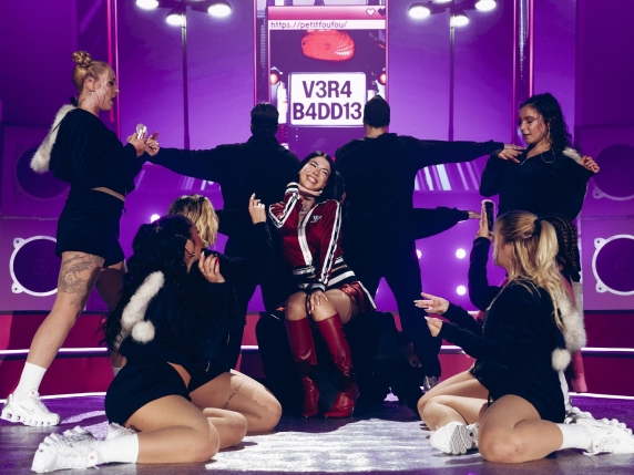 Anna avvia un nuovo tour con glitter, ospiti e momenti di commozione