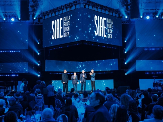 Siae Music Awards 2025: Amadeus onora Vanoni ma poche donne ricevono premi