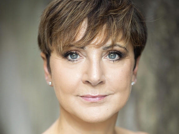 Debora Villa al Teatro Lirico Giorgio Gaber: umorismo per denunciare la violenza di genere