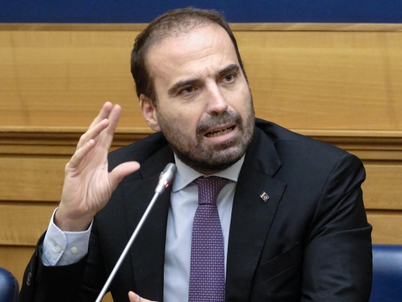 «Sei brutto» all'insegnante con deformità facciale. Marattin: «Mi scuso, ma il politically correct ha rotto»