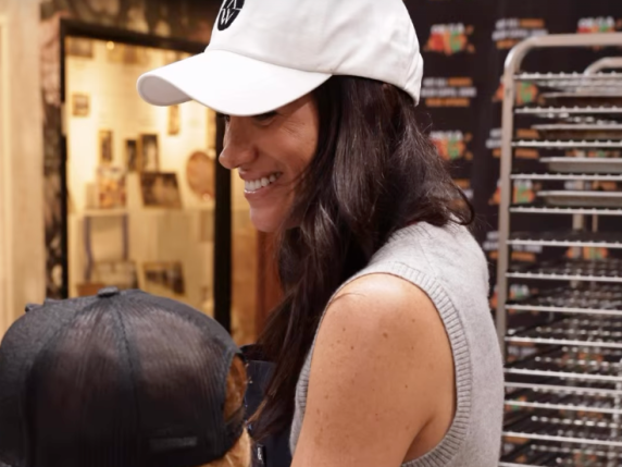 Harry e Meghan svolgono volontariato a Montecito con i figli: le foto sui social suscitano reazioni contrastanti