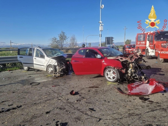 Incidente notturno sulla statale Jonica: due giovani morti, quattro feriti