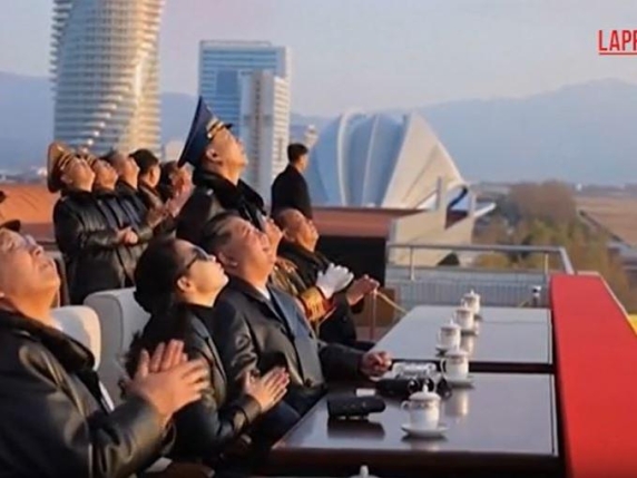 Kim Jong Un osserva un esibizione di aeronautica.