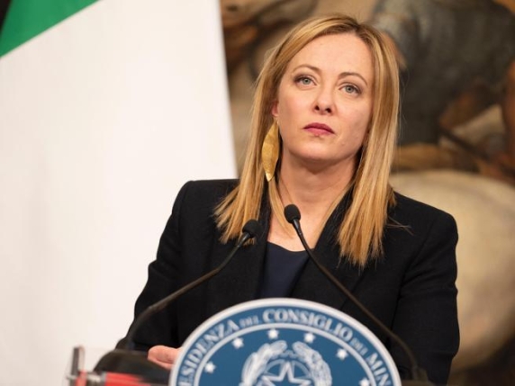 Auto, Meloni sigla il “patto dell’Est” su motori e carburanti: ibride e biofuel anche dopo il 2035