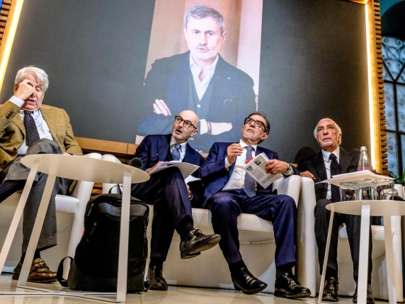 La Russa sulle carceri: «Entro Natale un decreto per fine pena a casa». Appello alla presentazione del libro di Alemanno