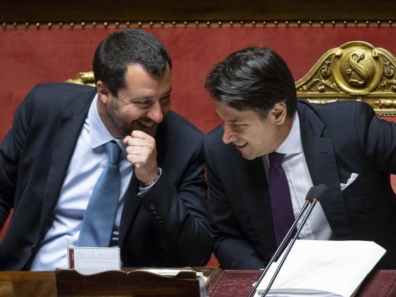 Lega e M5S condividono la frase “No alle armi e all’Europa” sui social
