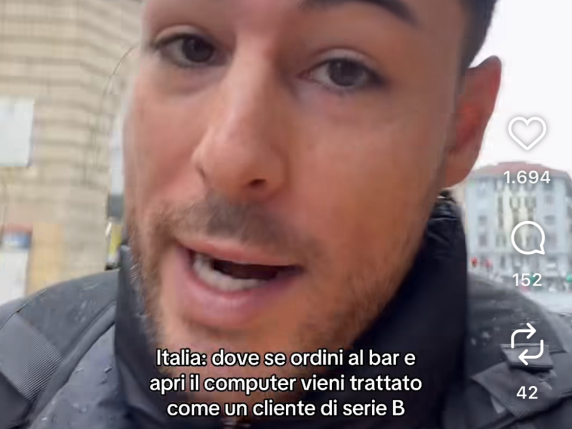 Bar esclude imprenditore digitale per aver usato il portatile