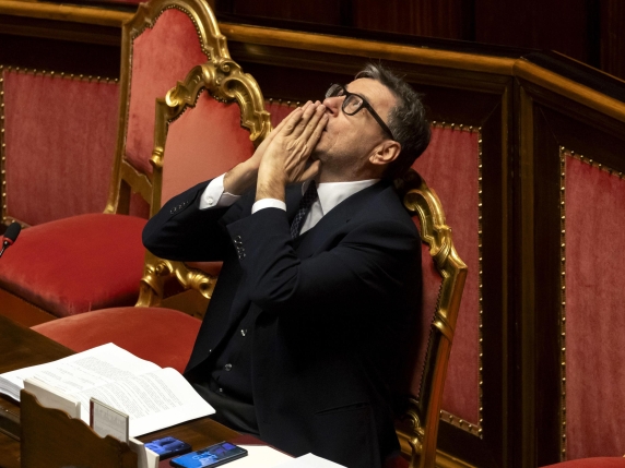 Meloni tira il fiato, regali e brindisi per l'ultimo Consiglio dei ministri. Ma resta il gelo tra Giorgetti e Salvini