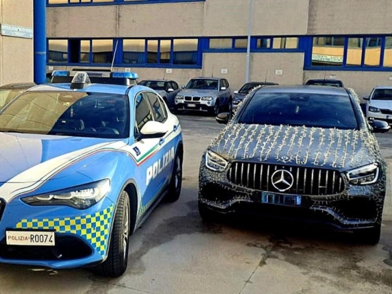 Auto addobbate come alberi di Natale, la moda a Bari. Ma la polizia: «Pericolose per la circolazione»