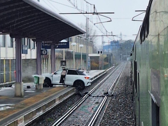 Cesano Boscone, sbaglia la manovra con l'auto e finisce «parcheggiato» sui binari del treno