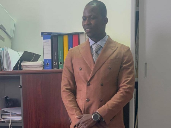 Ablaye Seye, dall'arrivo sul gommone ai sogni da scrittore: «Lo promisi a mia nonna, io italiano dopo 16 anni»