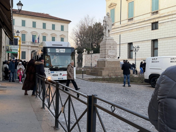 Vicenza, 15-year-old with a disability forgets his bus pass: the driver makes him get off the bus and leaves him in the rain