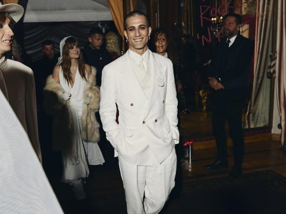 Capodanno: look bianco con effetto Pantone “Cloud Dancer”, colore tendenza 2026 già adottato dalle star