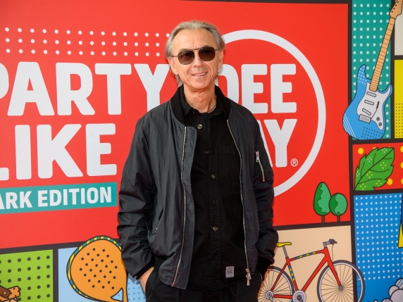 Albertino: ancora al top nonostante l'età, ma preoccupato per i giovani che filmano invece di ballare