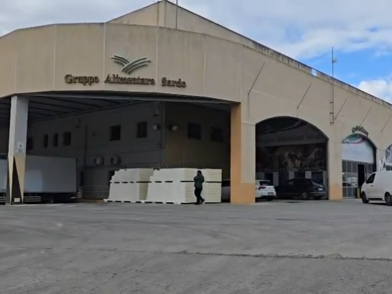 Incidente a Sassari: elettricista muore schiacciato da elevatore di magazzino