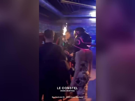 Candele scintillanti su bottiglie: un modo semplice per creare atmosfera festosa