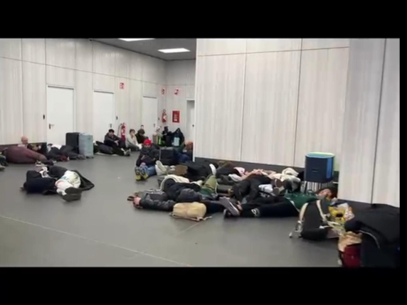 Orio al Serio bloccato per ore: migliaia di passeggeri in attesa a causa di problemi con il sistema di avvicinamento dei voli