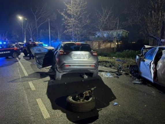 Incidente ad Ardea, salto di corsia in via Laurentina: tre morti nello scontro frontale fra due auto Incidente ad Ardea, salto di corsia in via Laurentina: tre morti nello scontro frontale fra due auto