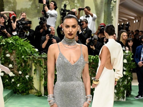 Sanremo, Irina Shayk co-conduttrice al posto di Pucci giovedì sera (con lei Pausini). Conti: «Sul comico preferisco non entrare nel merito»
