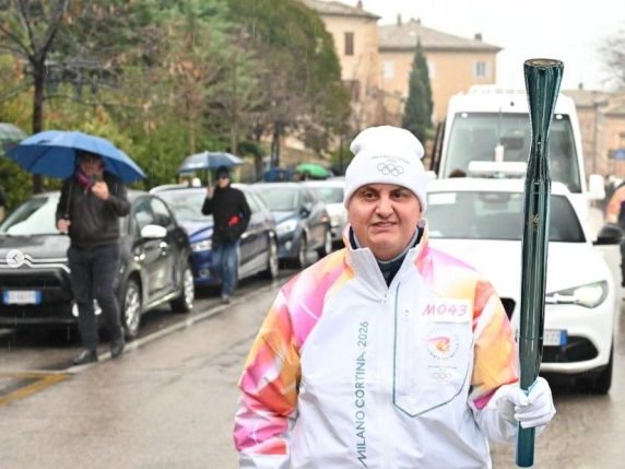 Milano-Cortina: l'Uomo Gatto e sua moglie presentano domanda per diventare tedofori