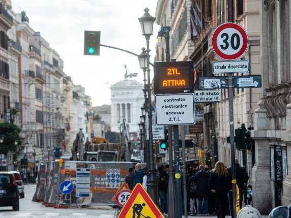 Le nuove chiusure della Ztl già dividono: «Troppe auto», «E il commercio?» Casu:  «Decongestionare» | Perissa: «Fanno cassa»