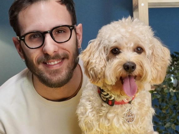 Milano-Cortina, è Chico il primo tedoforo a quattro zampe. «Le Olimpiadi sono un messaggio di pace per tutti, umani e no»