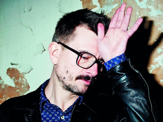 Luz, il fumettista scampato alla strage di "Charlie Hebdo": «Racconto la silenziosa ascesa della destra (mentre la sinistra giudica e basta)» Luz, il fumettista scampato alla strage di "Charlie Hebdo": «Racconto la silenziosa ascesa della destra (mentre la sinistra giudica e basta)»