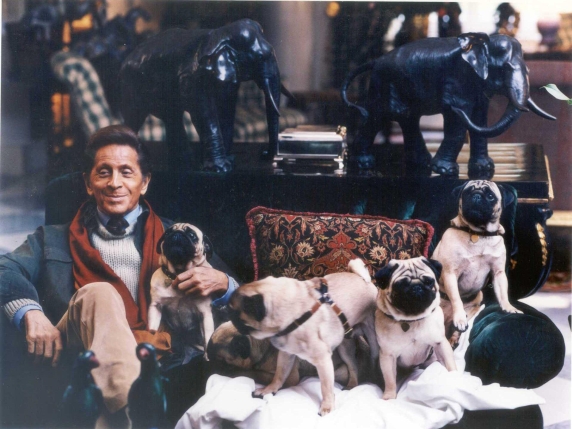 Valentino e la passione per i cani: «Vengono prima delle passerelle e del successo». Fu il primo a dire no all'angora