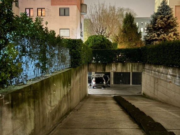 Milano, si schianta nel box con l'auto: morto 79enne. Feriti il nipotino e la moglie che erano con lui