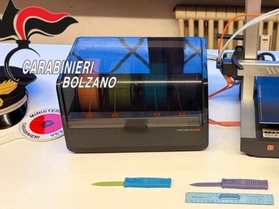Studente produce e distribuisce lame di polimeri stampate in 3D a scuola, denuncia in corso