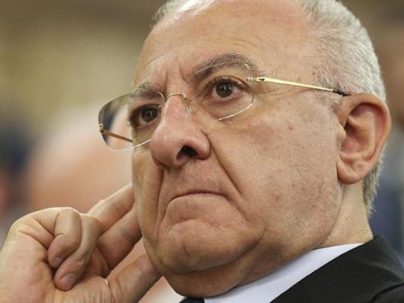 De Luca si candida a Salerno: «Si ricomincia, chi vuole mi vota». E sul campo largo: «Non fatemi bestemmiare»