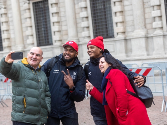 Vite da atleti a Milano: a passeggio in via Monte Napoleone, selfie in Galleria e il cibo con il «delivery»