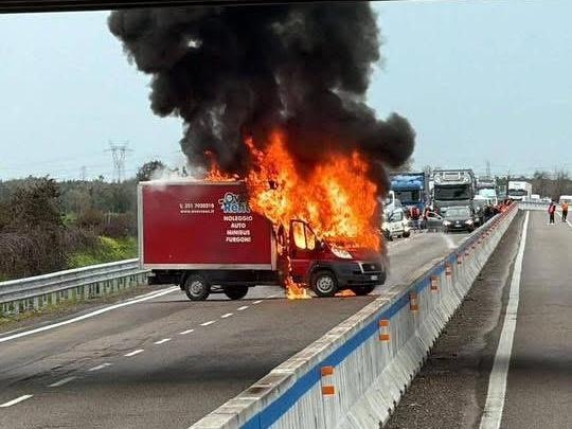 Assalto al portavalori sulla Brindisi-Lecce: nel blindato c'erano 6 milioni di euro. Continua la caccia agli altri rapinatori