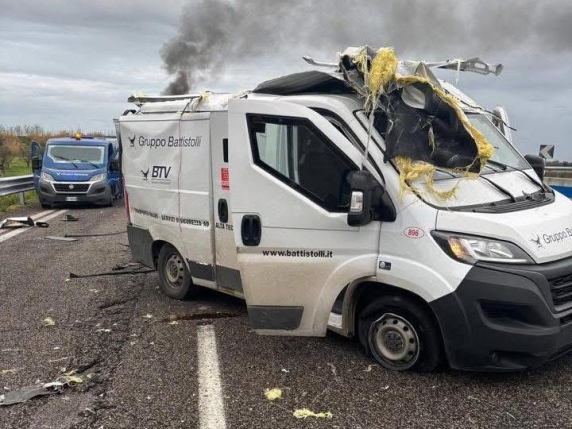 Assalto a portavalori sulla Brindisi-Lecce, camion in fiamme e conflitto a fuoco con i carabinieri durante la fuga: terrore sulla superstrada