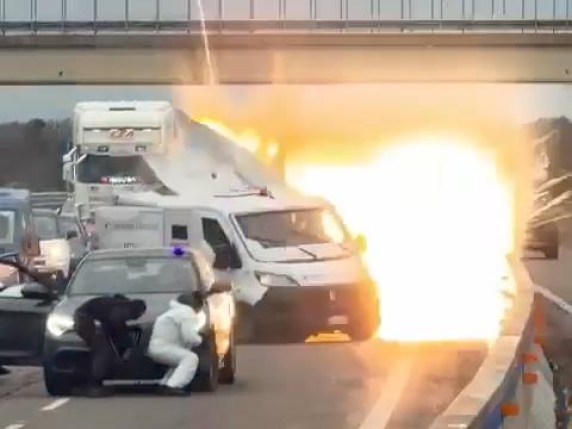 Il video dell'assalto: fuoco e spari sulla superstrada