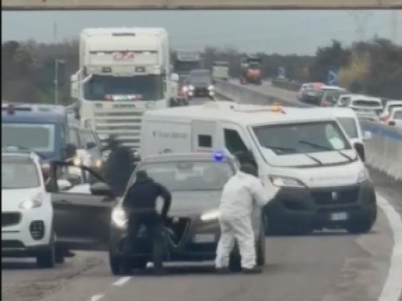 Assalto a portavalori sulla Brindisi-Lecce, camion in fiamme e conflitto a fuoco con i carabinieri durante la fuga: terrore sulla superstrada. Due fermi