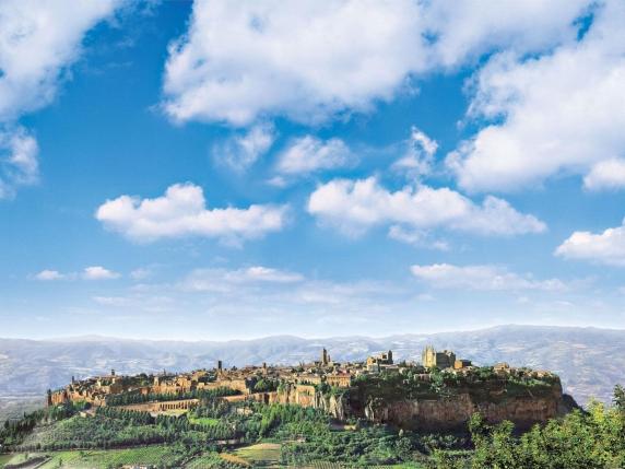 Nel cuore della Tuscia i luoghi del guerriero Larth e il «miracolo» di Bolsena