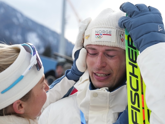 Laegreid, la confessione choc in diretta tv dopo il bronzo nel biathlon alle Olimpiadi: «Ho tradito l'amore della mia vita»
