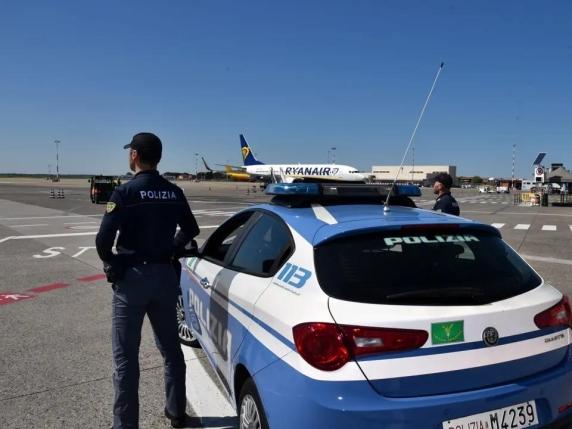 Risse, alcol e molestie in volo: record di denunce in Italia. E in aeroporto spuntano le bodycam
