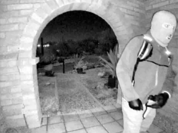 Scomparsa di Nancy Guthrie, diffuse le foto di un sospetto: è un uomo incappucciato davanti a casa sua a Tucson